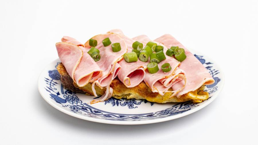 En 2015, la OMS emitió un reporte que señala que el consumo habitual de carnes procesadas aumentan el riesgo de desarrollar cáncer de colón.