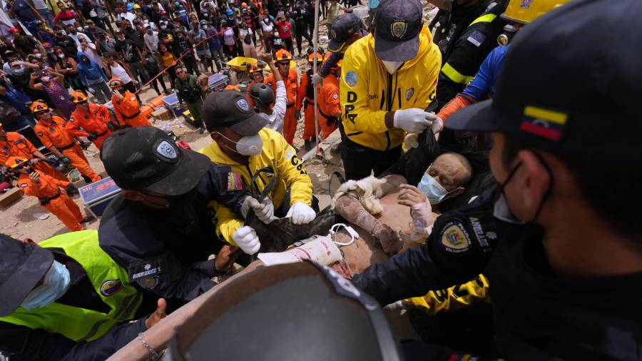 Los rescatistas transportan a un hombre rescatado de entre los escombros de un edificio que se derrumbó durante los terremotos que azotaron La Guaira, Venezuela, el domingo 28 de junio de 2026