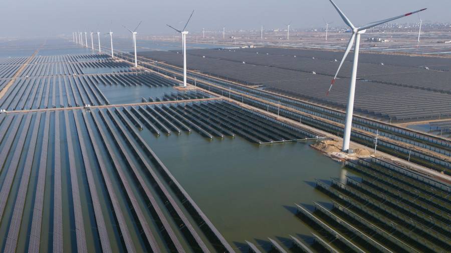 ARCHIVO - Aerogeneradores operan en una planta solar cerca de Weifang, en la provincia de Shandong, el 22 de marzo de 2024, en el este de China. (AP Foto/Ng Han Guan, archivo)