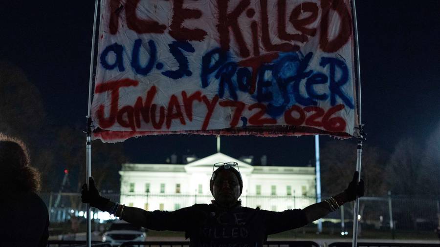 Manifestante sostiene una pancarta frente a la Casa Blanca denunciando la muerte de Renee Nicole Good, ocurrida el 7 de enero de 2026 durante un operativo de inmigración.