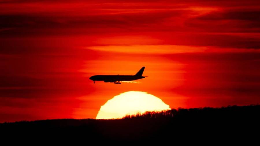Un avión de pasajeros en fase de aproximación al Aeropuerto Internacional Newark Liberty sobrevuela el sol poniente en Newark, Nueva Jersey, el 27 de marzo de 2019.
