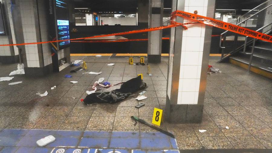 En la imagen se observa el arma blanca que usó el agresor para atacar a tres personas en la estación del metro Grand Central de Nueva York.