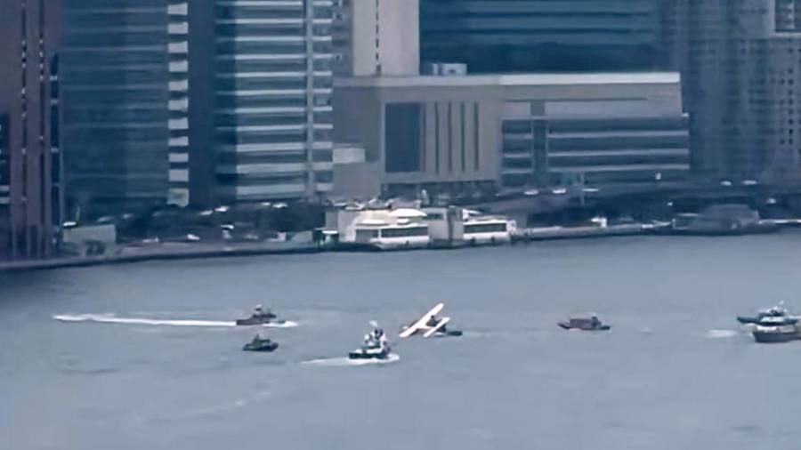 Esta imagen, tomada de un video, muestra un hidroavión tras realizar un acuatizaje de emergencia en el East River de la ciudad de Nueva York, el domingo 5 de julio de 2026.