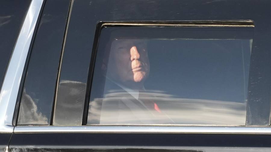 El presidente Donald Trump llega para abordar el Marine One en The Ellipse, cerca de la Casa Blanca, el viernes 18 de septiembre de 2026, en Washington.