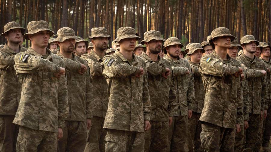 Soldados recién reclutados de la 3.ª Brigada de Asalto de Ucrania corean consignas en una base militar cerca de Kiev, Ucrania, el lunes 25 de septiembre de 2023.