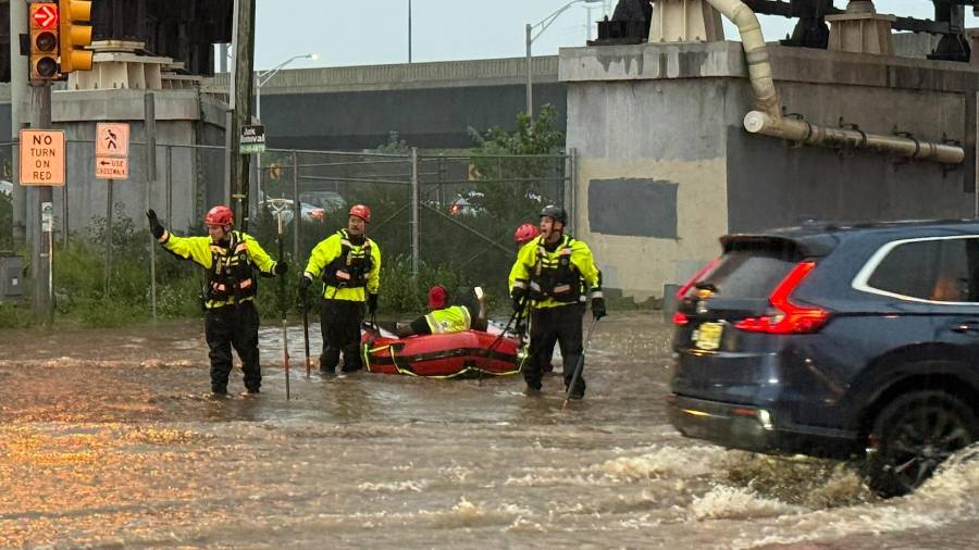 Equipos de emergencia intentan rescatar a personas atrapadas en esa ciudad de Nueva Jersey, el jueves 20 de agosto de 2026, tras el paso de tormentas por la zona.