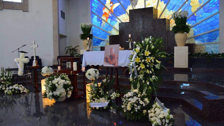 Flores blancas rodearon las cenizas y el retrato de Ricardo García Guerra durante la ceremonia de despedida celebrada este martes.