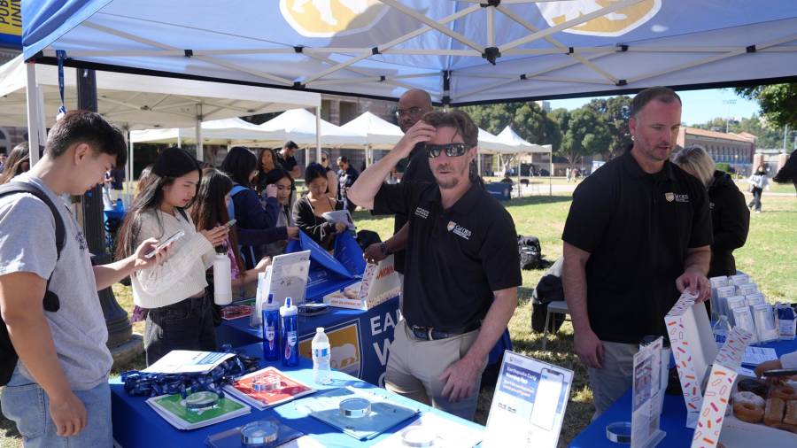 Personas asisten a un evento de la Agencia de Servicios de Emergencia de la Gobernación de California en la Universidad de California en Los Ángeles.