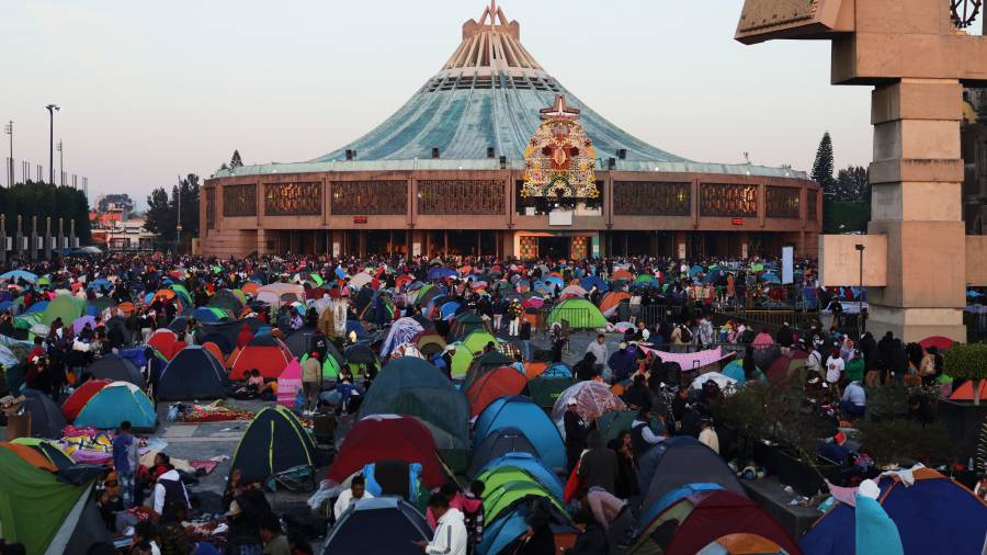 Los peregrinos se reúnen afuera de la Basílica de Nuestra Señora de Guadalupe en la Ciudad de México, en su festividad, el viernes 12 de diciembre de 2025.