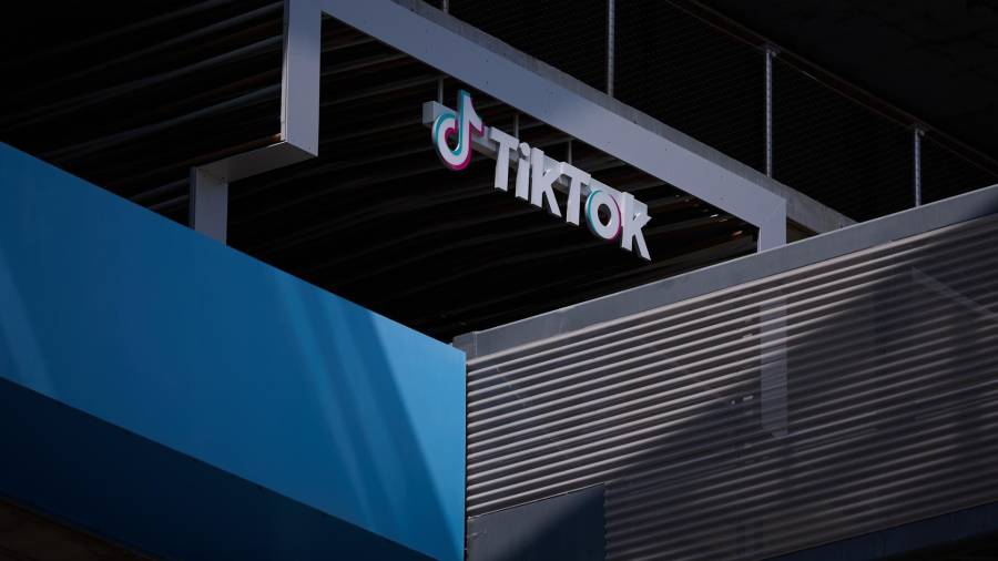 Un logo en la sede de TikTok en Los Ángeles, California.