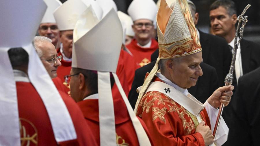 El Papa León XIV se retira tras presidir la Santa Misa en la Solemnidad de los Santos Apóstoles Pedro y Pablo, en la Basílica de San Pedro, Ciudad del Vaticano.