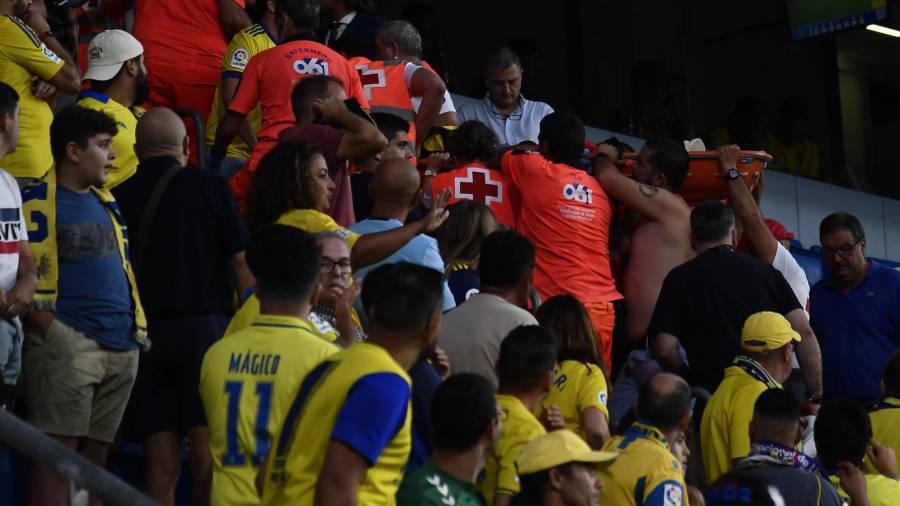 Miembros de la Cruz Roja sacaron a una persona en camilla durante el juego entre el Cádiz FC y el Barcelona.