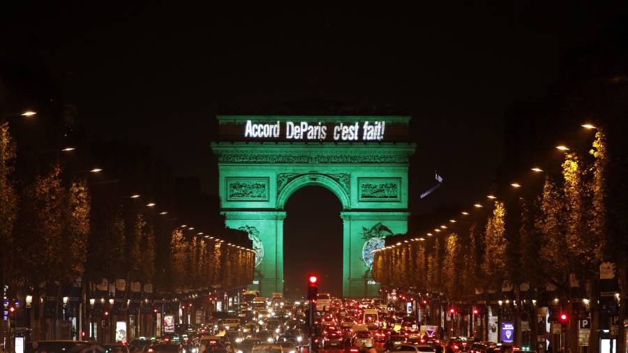 La Torre Eiffel se iluminó de verde para celebrar la ratificación del acuerdo de la COP21 (Conferencia de las Partes sobre el Cambio Climático) en París, Francia.