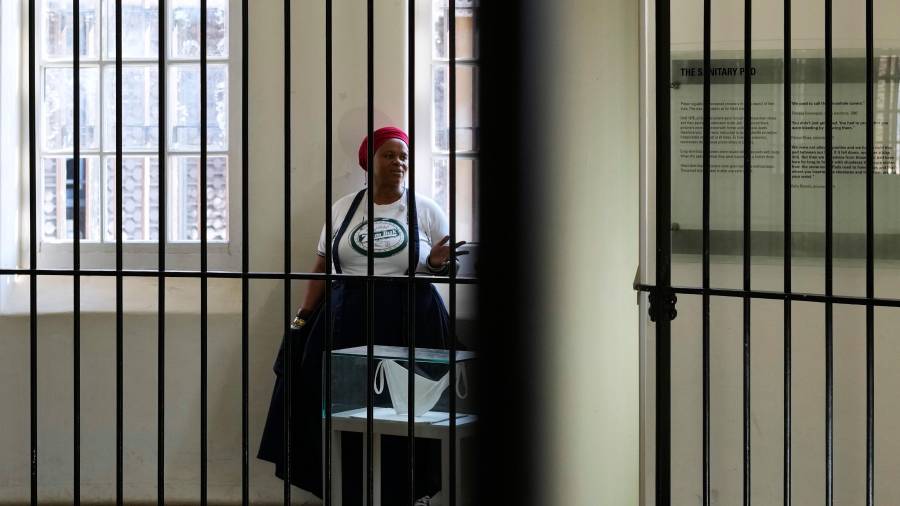 Nolubabalo Memese habla durante una entrevista en el vestíbulo de la Cárcel de Mujeres, un museo situado cerca de la Corte Constitucional, en Johannesburgo, Sudáfrica, el 22 de julio de 2026.