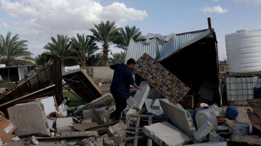Un hombre beduino inspecciona los daños en su casa en Istih Al-Dyouk Al-Tahta, un suburbio de la ciudad cisjordana de Jericó.