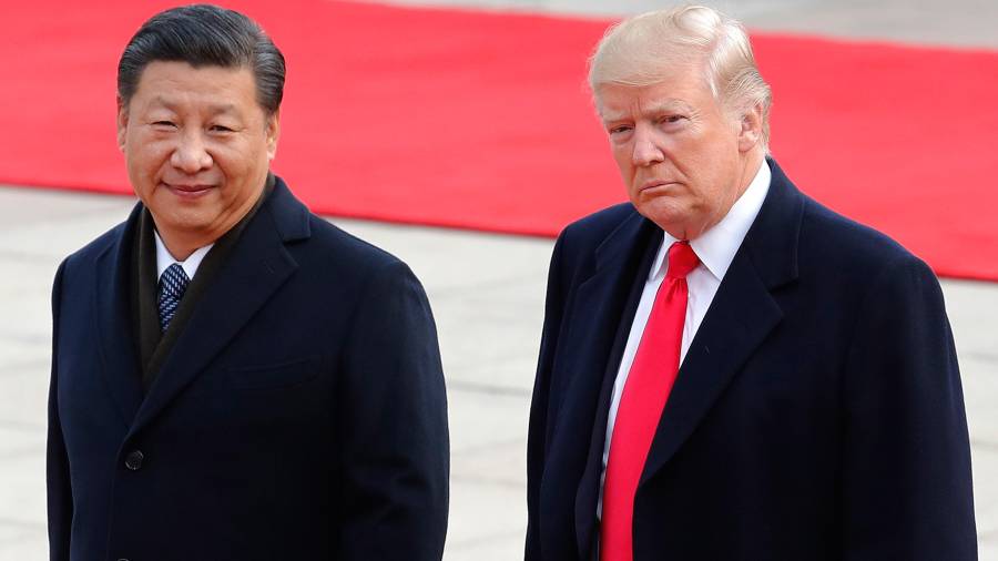 El presidente Donald Trump camina junto al mandatario chino Xi Jinping durante una ceremonia de bienvenida en el Gran Salón del Pueblo en Pekín, el 9 de noviembre de 2017.