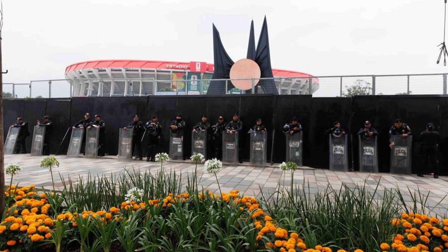 Dispositivo de seguridad implementado en las inmediaciones del Estadio Ciudad de México, donde elementos de distintas corporaciones resguardan los accesos y vialidades ante la llegada de manifestantes y asistentes a la zona.