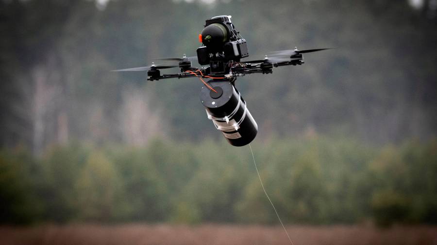 Un dron FPV de fibra óptica fabricado en Ucrania vuela en un mercado militar en un lugar no revelado de la región de Kiev, Ucrania, el 29 de enero de 2025.