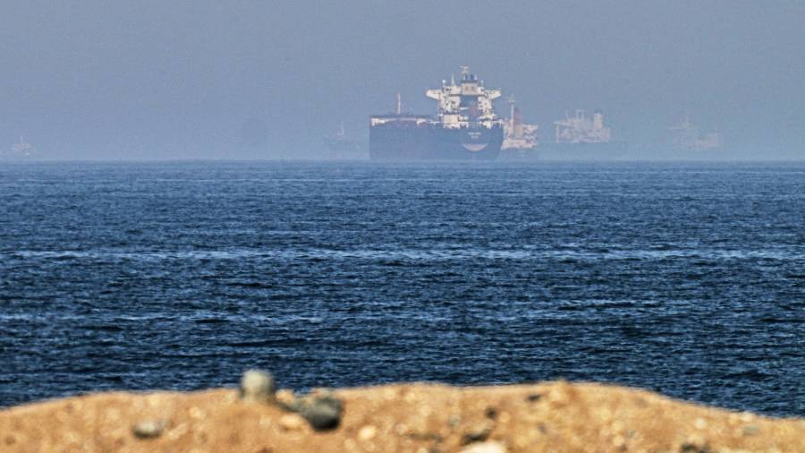 Buques de carga cerca del Estrecho de Ormuz, vistos desde Khor Fakkan, Emiratos Árabes Unidos, mayo del 2026.