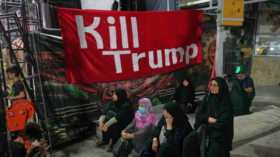 Varias mujeres se sientan junto a una pancarta que dice en inglés “Maten a Trump” durante una manifestación progubernamental, el viernes 17 de julio de 2026, en Teherán, Irán.