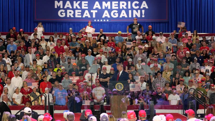 El presidente Donald Trump habla durante un mitin de campaña en el aeropuerto Sioux Gateway, el jueves 22 de octubre de 2026, en Sioux City, Iowa.