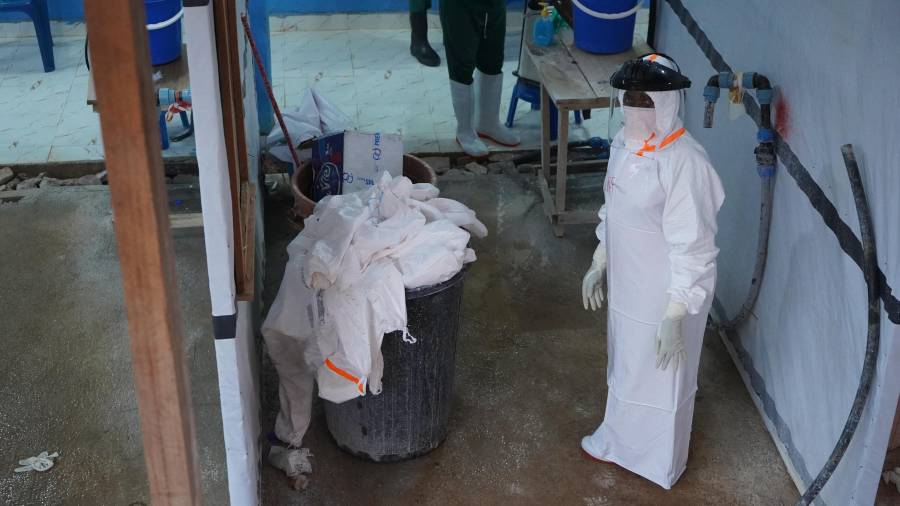 Un trabajador sanitario, en un centro de tratamiento de ébola en Bunia, República Democrática del Congo, el 20 de julio de 2026, documentó la AP