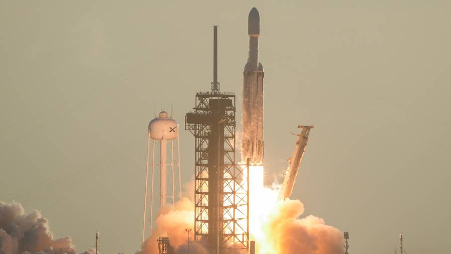 Un cohete Falcon Heavy de SpaceX despega desde el complejo de lanzamiento 39A del Centro Espacial Kennedy con el Telescopio Roman del observatorio espacial a bordo, el domingo 30 de agosto de 2026, en Cabo Cañaveral, Florida.