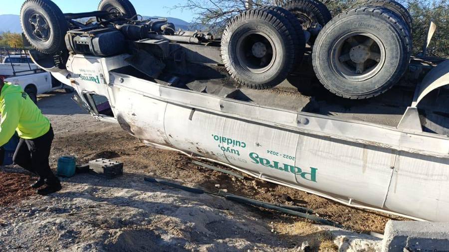 Autoridades estatales y municipales acudieron al sitio para ordenar el remolque de la pipa al corralón.