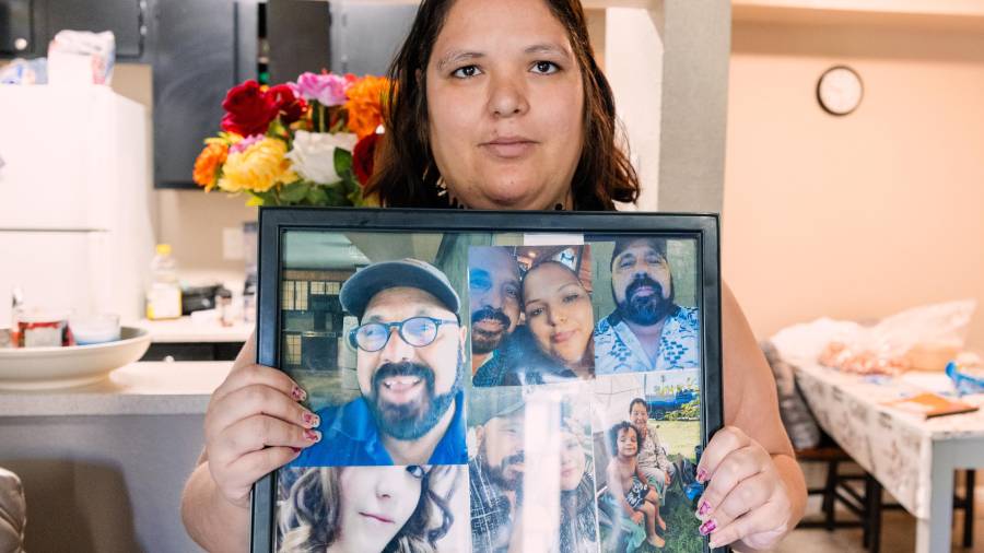 Yesenia con un collage de fotos de Ramón Barraza y su familia en el apartamento que la pareja compartía en Phoenix, Arizona, el 3 de marzo del 2026.