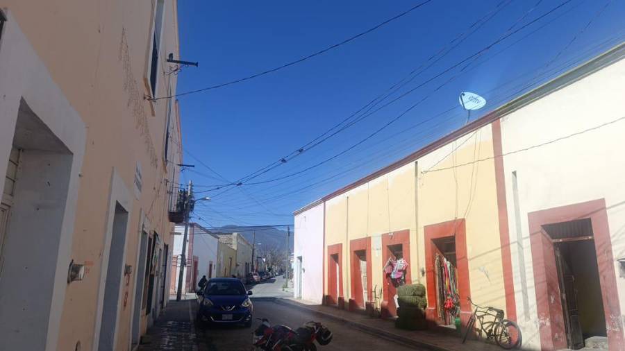 El cableado aéreo vuelve a dominar la imagen urbana del Centro Histórico de Parras, pese al proyecto de instalación subterránea iniciado en 2011.