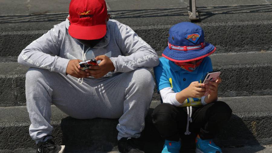 El nuevo padrón de telefonía móvil en México ha generado dudas entre padres y tutores sobre qué CURP debe registrarse en las líneas usadas por menores de edad.