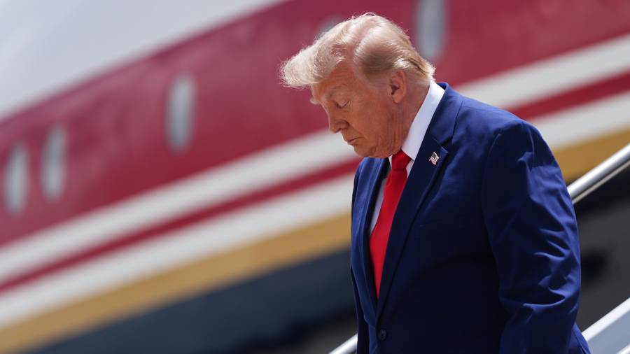El presidente de Estados Unidos, Donald Trump, baja del Air Force One en la base de la Fuerza Aérea Dobbins, el miércoles 22 de julio de 2026, en Marietta, Georgia.
