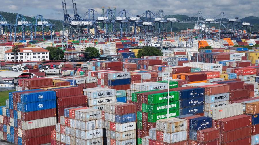 ARCHIVO - Contenedores apilados en el puerto de Canal Balboa, operado por la Panama Ports Company, en Ciudad de Panamá, el 20 de septiembre de 2025. FOTO: