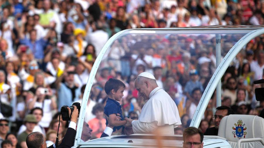 Emilio Morenatti compartió en su cuenta de X esta imafen, pidiendo ayuda para encontrar a la familia del niño y poder entregarles una copia impresa.