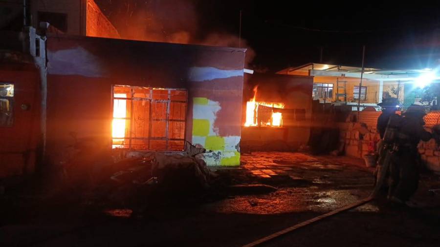 Las llamas dañaron por completo el interior de la casa antes de ser sofocadas por el personal de emergencias.