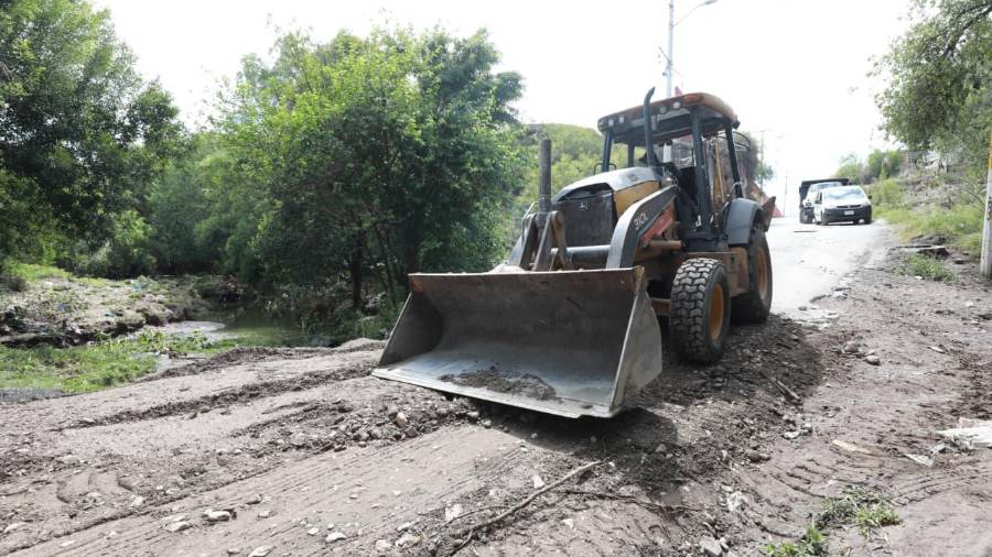 La maquinaria pesada apoyó las labores de limpieza y rehabilitación en zonas afectadas por las lluvias.