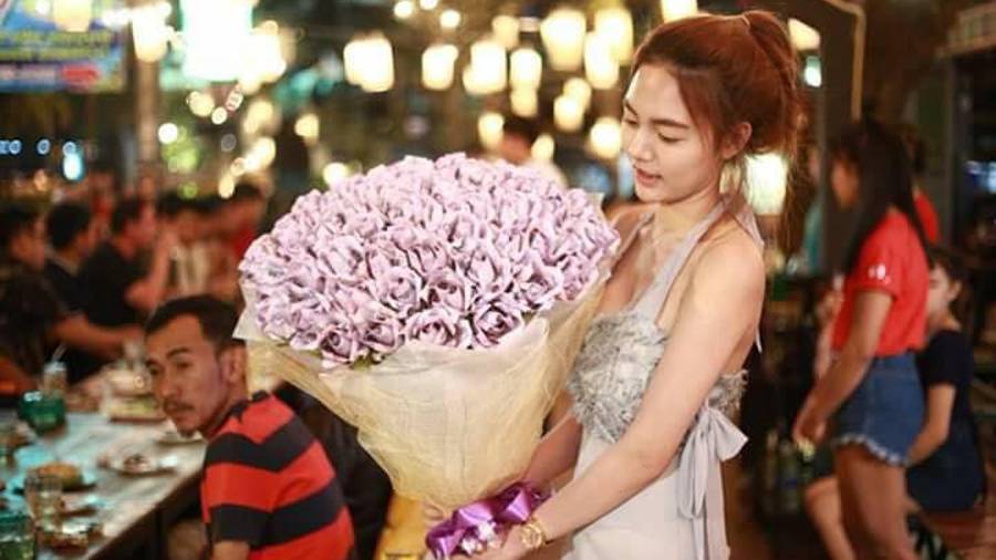 Le regala ramo con 'flores' de billetes a su novio (video)