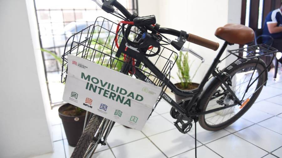 Promueven la reducción del uso de vehículos, usando bicicletas para trámites cercanos.