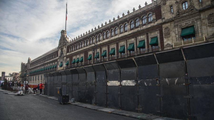 Según la Presidenta Sheinbaum, las vallas de blindaje son para evitar conflictos entre las asistentes del 8M y la policía.