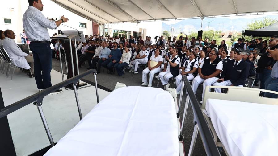 La donación incluyó 10 camas hospitalarias y equipo especializado de atención médica.