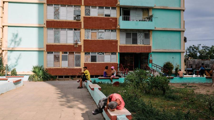 Esta situación, agravada por las sanciones estadounidenses al suministro de petróleo extranjero y el deterioro de la red eléctrica nacional, golpea con dureza a Cuba.