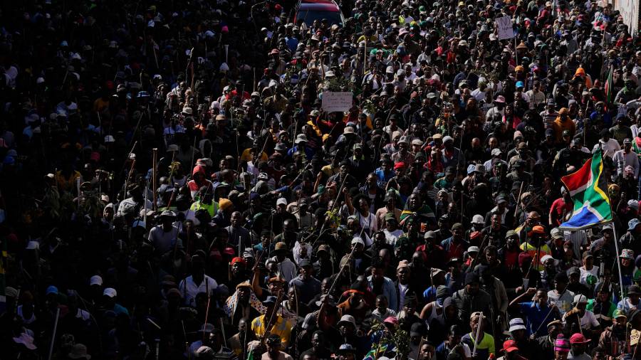 Manifestantes marchan en una protesta contra la inmigración irregular, en Johannesburgo, Sudáfrica, el 30 de junio de 2026.