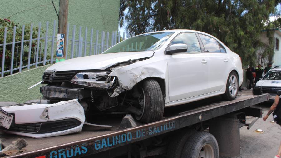 La conductora de un Volkswagen Jetta perdió el control de la dirección al realizar una vuelta hacia la calle Pablo de Mejía, provocando daños en varios vehículos estacionados.
