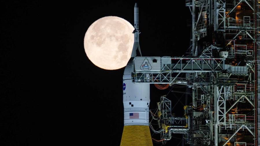 Una luna llena sobre el SLS (Sistema de Lanzamiento Espacial) de la NASA y la nave espacial Orion en las primeras horas del domingo 1 de febrero de 2026, en el Centro Espacial Kennedy de la NASA en Florida.