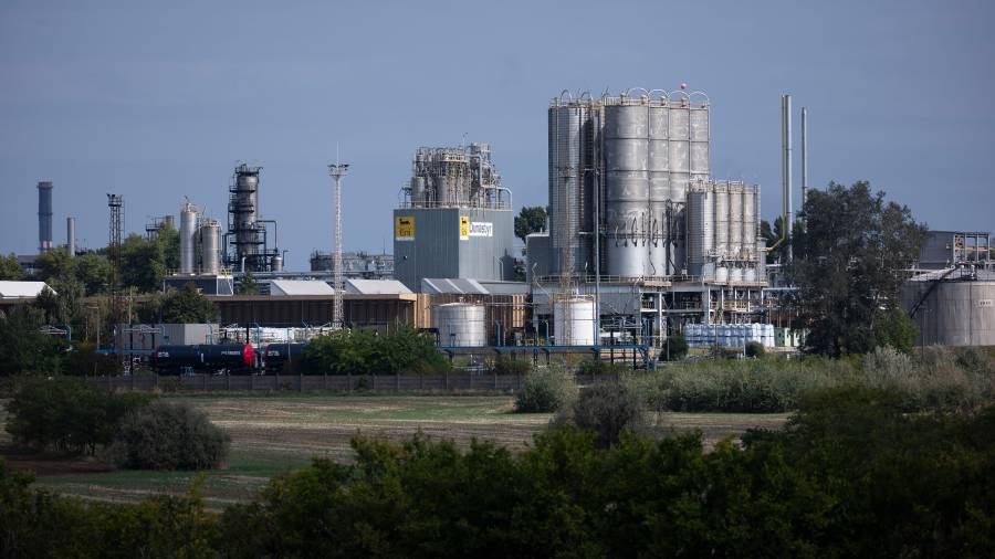 Una vista general de la refinería MOL del Danubio, que produce combustible a partir de crudo ruso, en Százhalombatta.