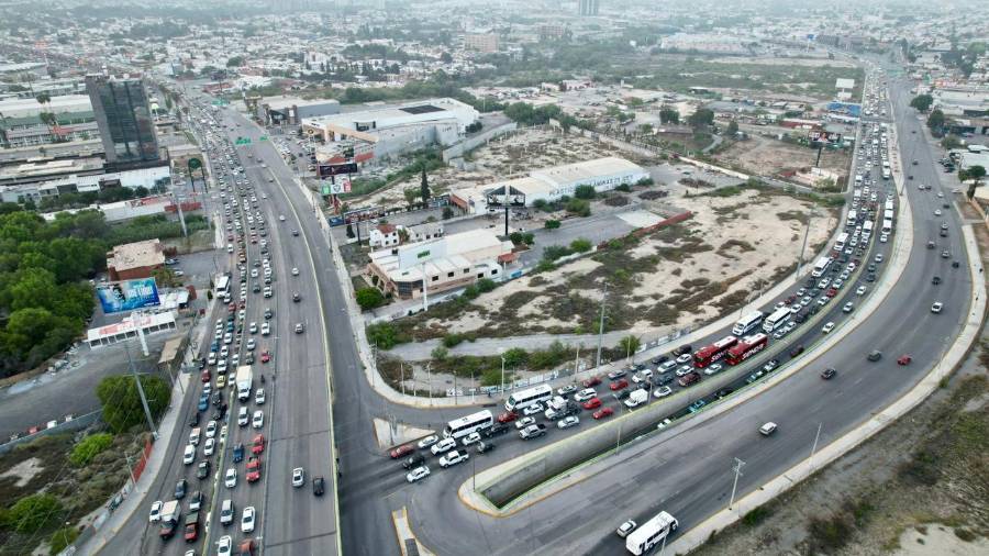 El cierre vial en el cruce de LEA y Pérez Treviño provocó afectaciones al tránsito en distintas vialidades de Saltillo.