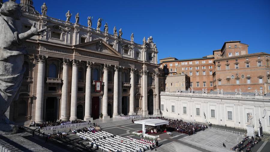 El papa León XIV celebra la misa del Jubileo de los Coros en la Plaza de San Pedro, en el Vaticano.