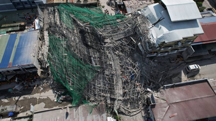 Un edificio en construcción derruido, donde se cree que había atrapadas varias personas, se ve en la ciudad de Ángeles, en la provincia de Pampanga, al norte de Manila, en Filipinas, el domingo 24 de mayo de 2026. (AP Foto/Aaron Favila)