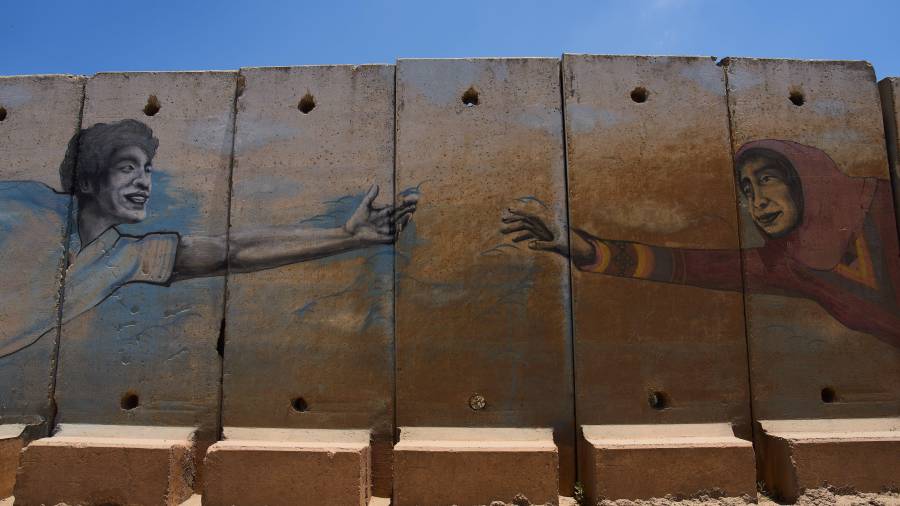 Mural en un muro de seguridad en la frontera con Líbano e Israel, tras la firma de un acuerdo entre Israel y Líbano, descrito como un primer paso hacia la paz después de meses de conflicto entre Israel y Hezbolá.