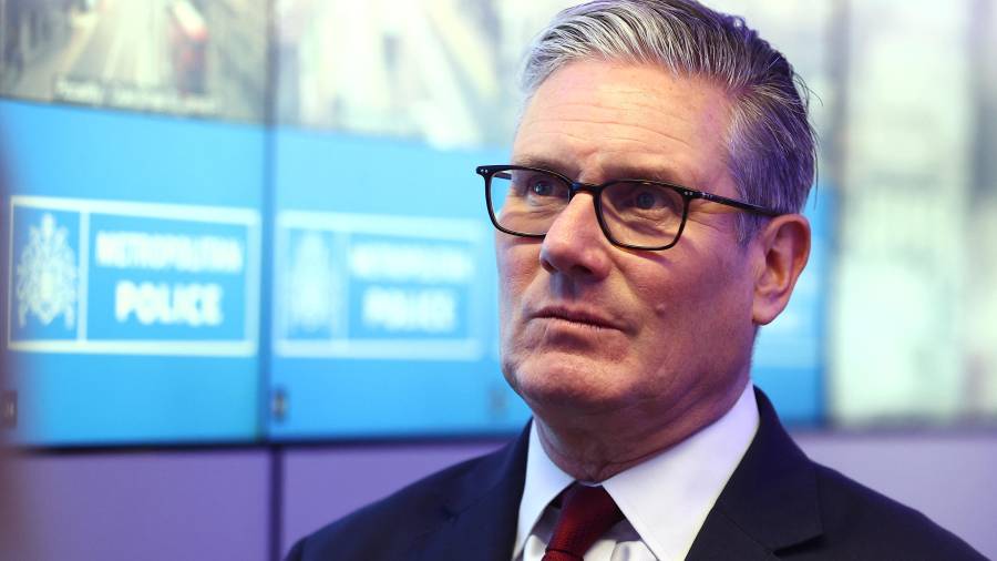 El primer ministro británico, Keir Starmer, se reúne con agentes de policía para hablar sobre la planificación operativa en Londres.